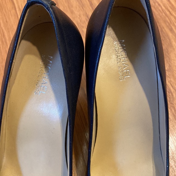 Michael Kors Navy Pointed Toe Pumps sz 6 - Picture 4 of 7